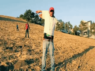 Парень с резиновыми руками