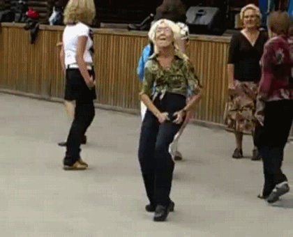 Женщина в возрасте, а танцует как молодая