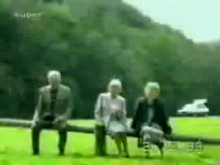 И вот так мы умеет кататься на качелях :) 