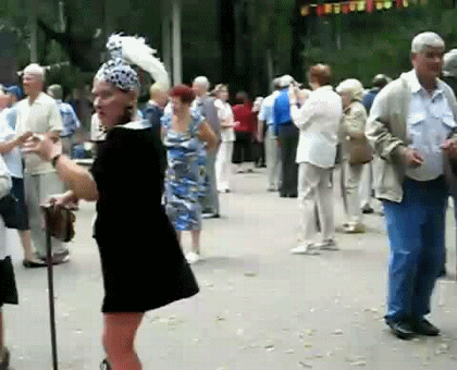Веселая бабка танцует и отжигает на 100