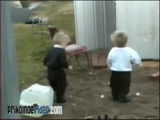 Диалог двух малышей: А я говорил , что не трож.....БабаХ