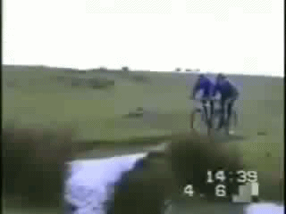 Парни  круто шлепнулись с великов)))) 